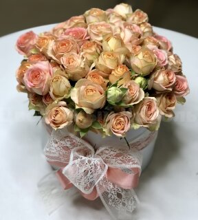 Коробочка с кустовой розой. Цветы Владивосток