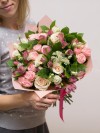 Нежный букет из роз, альстромерии и астранции . Цветы Владивосток фото 4 — Цветочный король