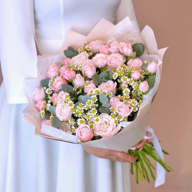 Букет из кустовых роз и матрикарии 