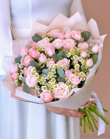 Букет из кустовых роз и матрикарии  — Цветочный король