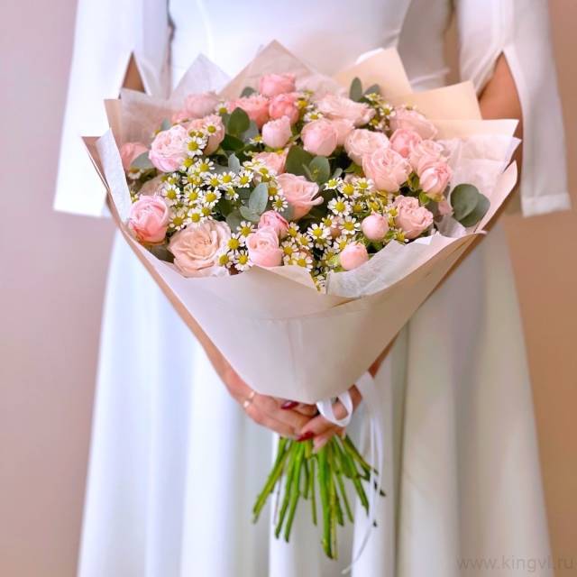 Букет из кустовых роз и матрикарии 