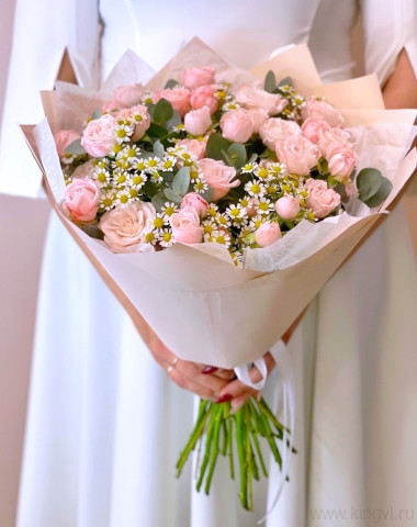 Букет из кустовых роз и матрикарии  — Цветочный король