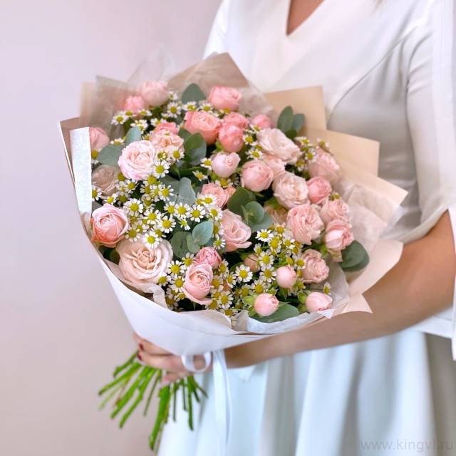 Букет из кустовых роз и матрикарии 