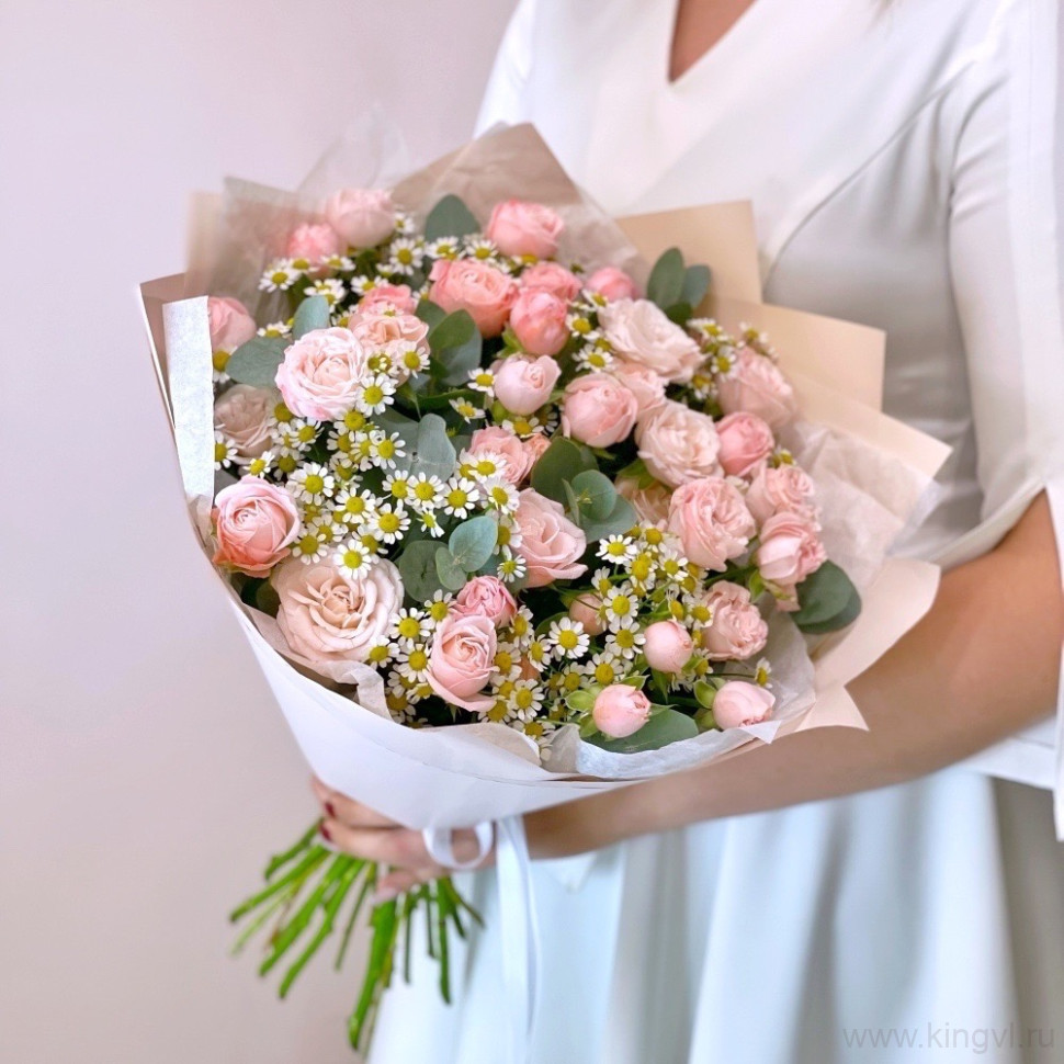 Букет из кустовых роз и матрикарии . Цветы Владивосток
