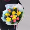 Букет с нарциссами и тюльпанами. Цветы Владивосток фото 1 — Цветочный король