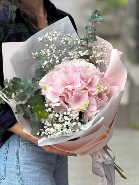 Букет из гортензии и гипсофилы