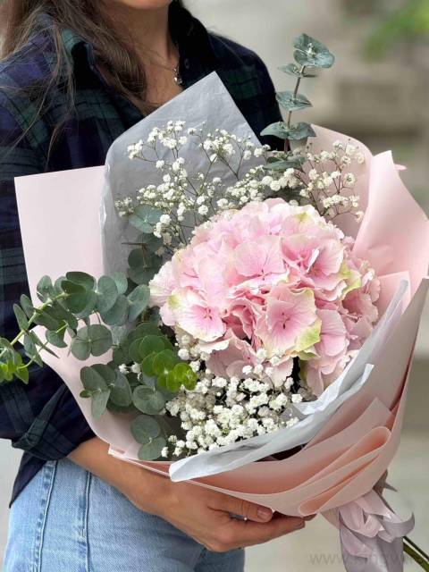 Букет из гортензии и гипсофилы