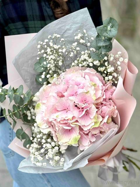 Букет из гортензии и гипсофилы