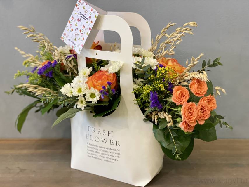 Цветочное ассорти в крафт-сумочке 