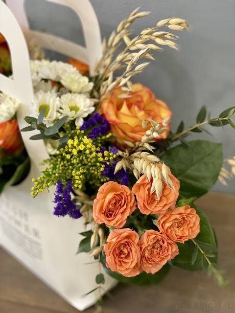 Цветочное ассорти в крафт-сумочке 