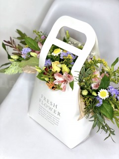 Цветочное ассорти в крафт-сумочке . Цветы Владивосток