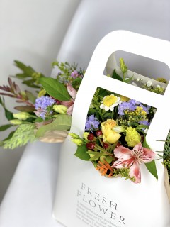 Цветочное ассорти в крафт-сумочке . Цветы Владивосток