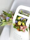 Цветочное ассорти в крафт-сумочке . Цветы Владивосток фото 3 — Цветочный король