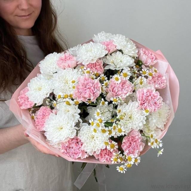 Букет из хризантем и диантусов 