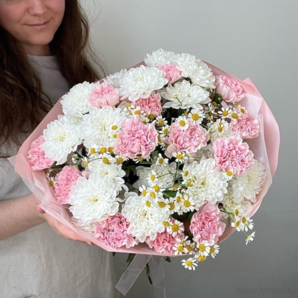 Букет из хризантем и диантусов . Цветы Владивосток
