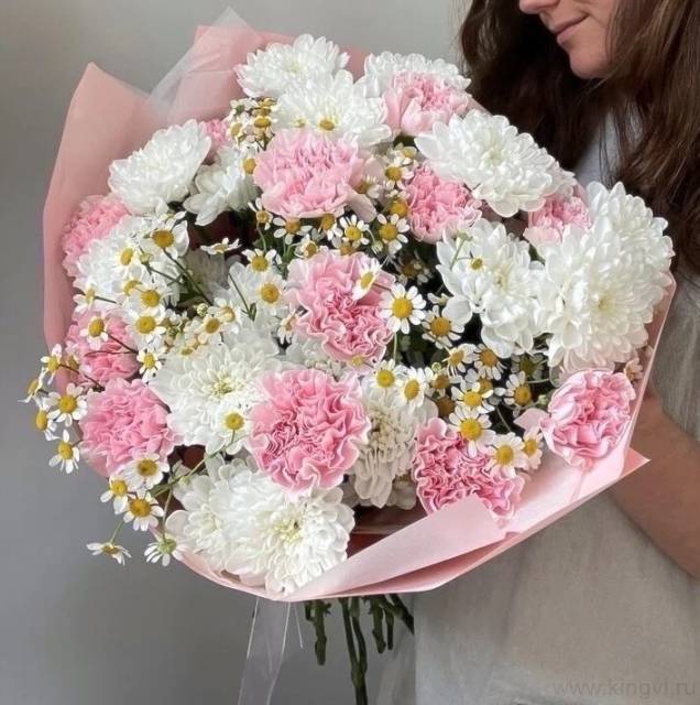 Букет из хризантем и диантусов 