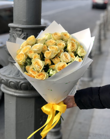 Букет из 11 кустовых роз — Цветочный король