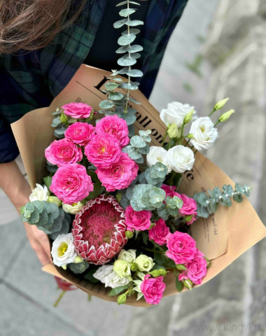 Букет с протеей и кустовыми розами  — Цветочный король