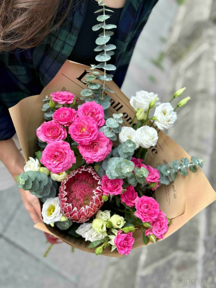 Букет с протеей и кустовыми розами . Цветы Владивосток