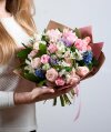 Весенний букет из гиацинтов, тюльпанов и роз. Цветы Владивосток фото 1 — Цветочный король
