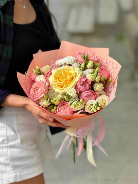 Нежный букет с пионовидной кустовой розой 