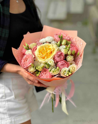 Нежный букет с пионовидной кустовой розой  — Цветочный король