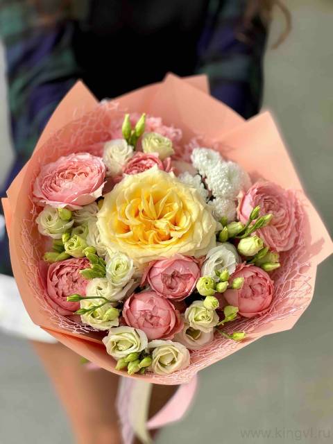 Нежный букет с пионовидной кустовой розой 