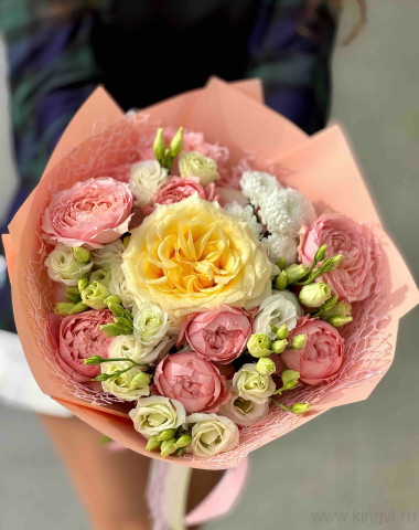 Нежный букет с пионовидной кустовой розой  — Цветочный король