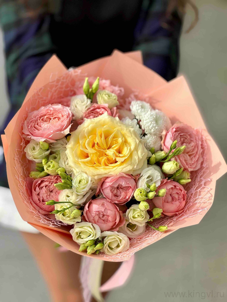 Нежный букет с пионовидной кустовой розой . Цветы Владивосток