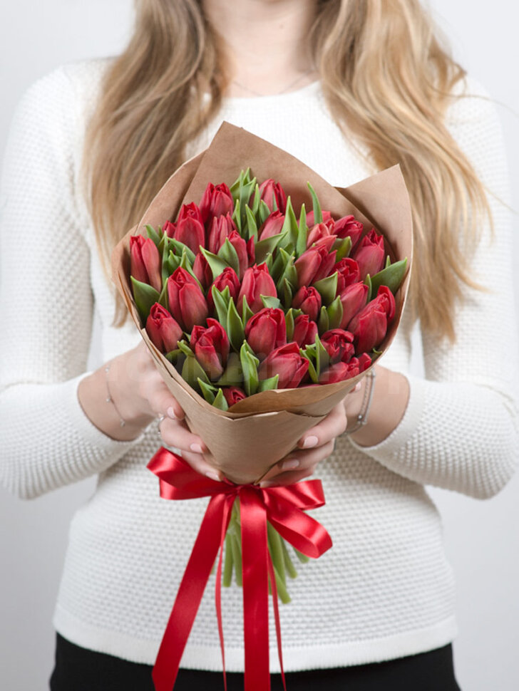 Букет из красных тюльпанов. Цветы Владивосток фото 1 — Цветочный король
