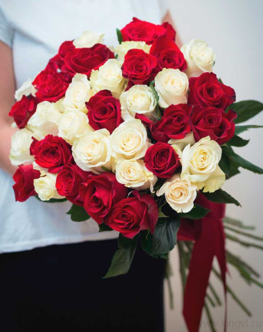 Букет из  31 красно-белых роз  — Цветочный король