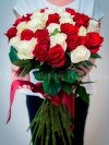 Букет из высоких красно-белых роз . Цветы Владивосток фото 1 — Цветочный король