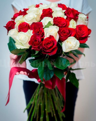 Букет из высоких красно-белых роз 