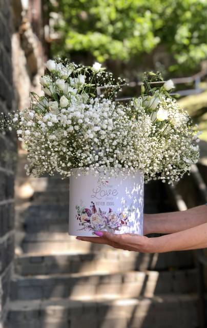 Композиция из гипсофилы и эустомы