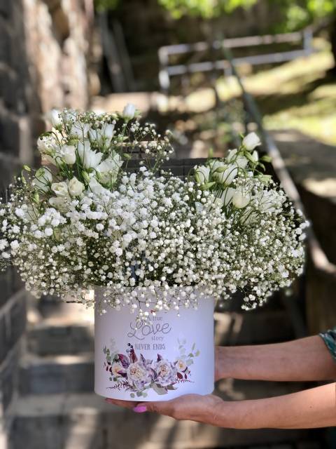 Композиция из гипсофилы и эустомы