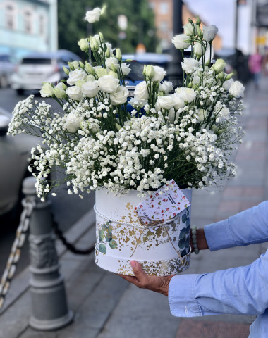 Композиция из гипсофилы и эустомы — Цветочный король