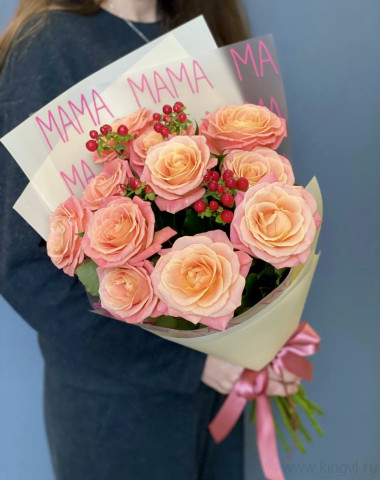 Букет из 11 роз с гиперикум — Цветочный король