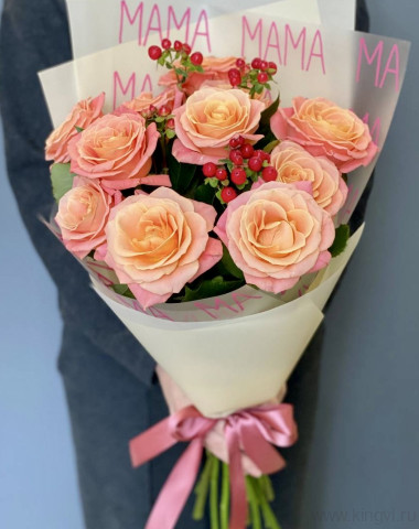 Букет из 11 роз с гиперикум — Цветочный король