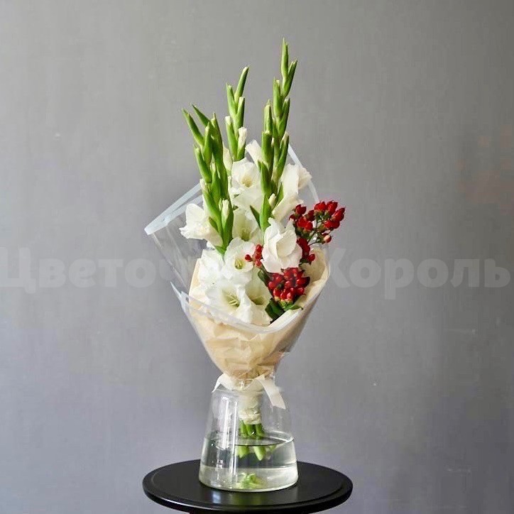 Букет из гладиолусов и гиперикума. Цветы Владивосток фото 1 — Цветочный король