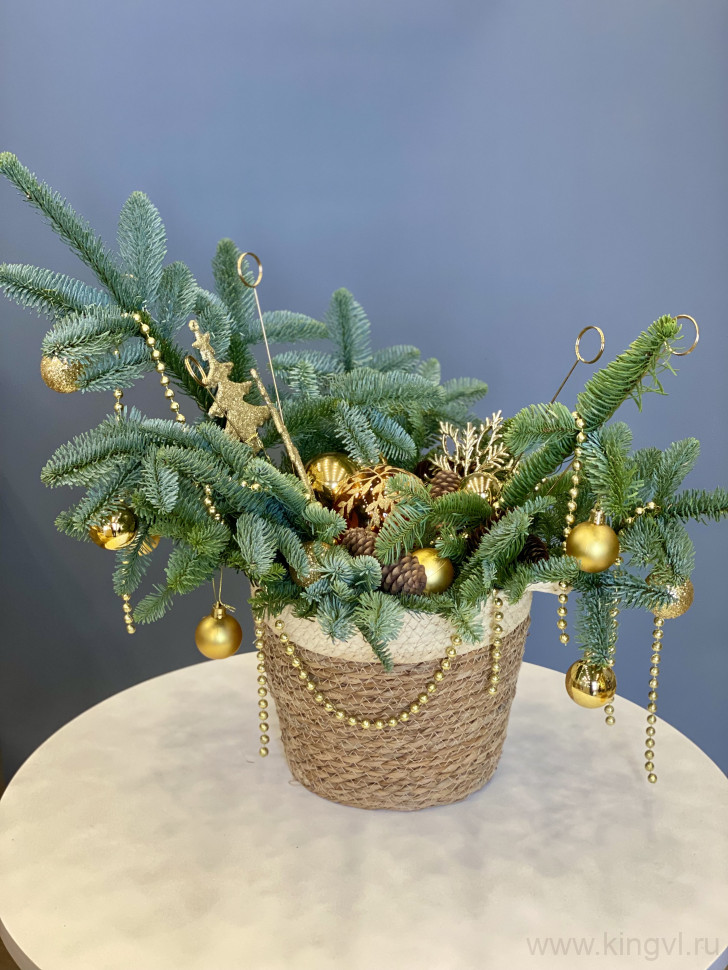 Новогоднее настроение в плетенной корзинке. Цветы Владивосток фото 1 — Цветочный король