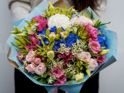 Букет из гортензии, орхидей и эустомы. Цветы Владивосток