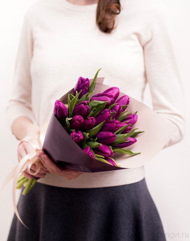 Букет фиолетовых тюльпанов 19шт &mdash; Цветочный король