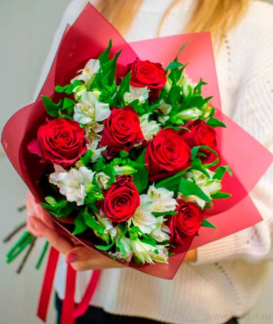 Розы и альстромерии