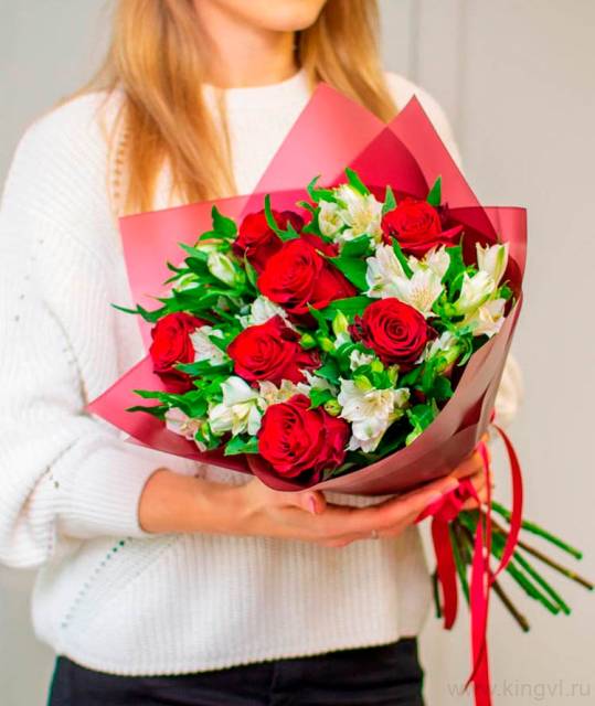 Розы и альстромерии