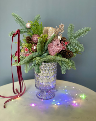 Новогодняя композиция в стекляной вазе &mdash; Цветочный король