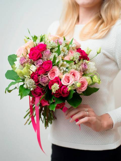 Букет из кустовых роз и альстромерий