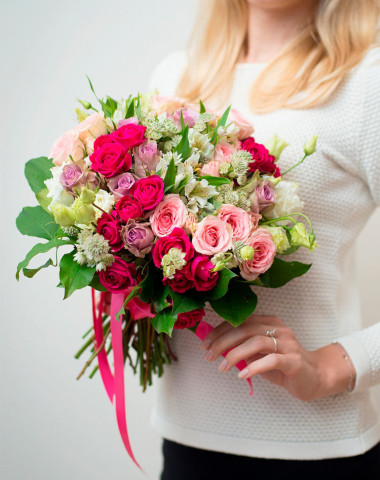 Букет из кустовых роз и альстромерий — Цветочный король