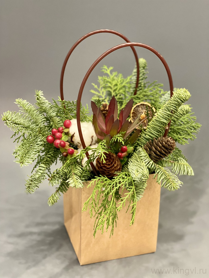 Новогодняя сумочка. Цветы Владивосток фото 1 — Цветочный король