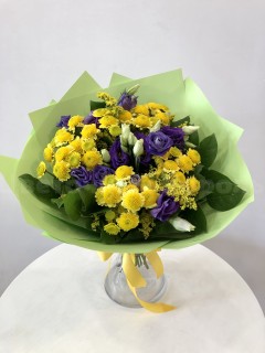 Букет из хризантемы и эустомы. Цветы Владивосток