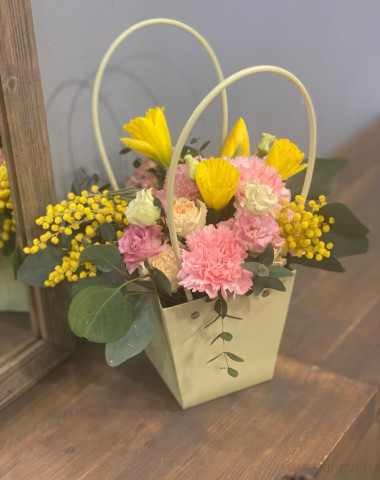 Композиция из акации (мимозы) и нарцисов &mdash; Цветочный король